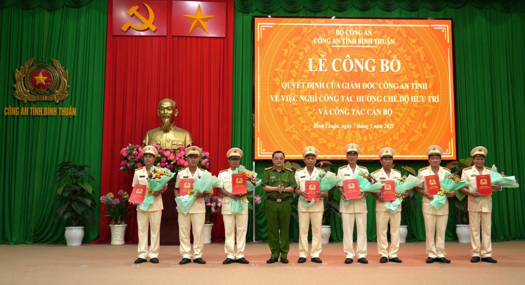 Lãnh đạo Công an tỉnh Bình Thuận trao các quyết định nghỉ công tác hưởng chế độ hưu trí (Ảnh CA) 