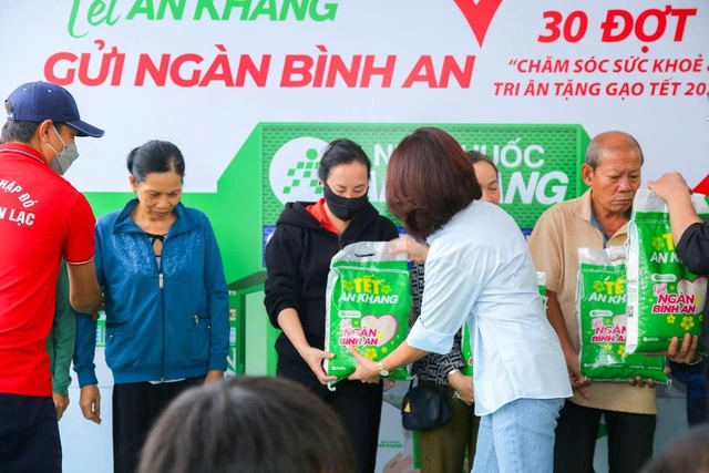 Trong nhiều năm qua, An Khang liên tục thực hiện các chương trình chăm sóc sức khỏe cộng đồng, cấp phát dược phẩm, tặng gạo miễn phí cho người dân