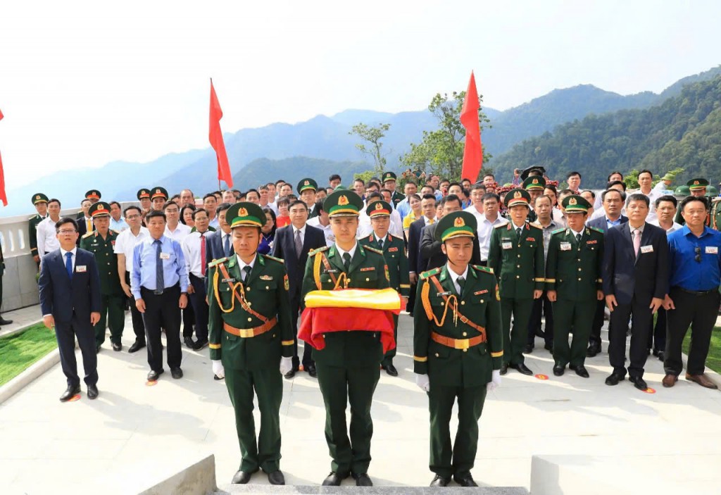 Nghi lễ Thượng cờ trên Cột cờ A Pa Chải