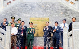 Các đại biểu thực hiện nghi thức gắn biển Công trình Cột cờ A Pa Chải
