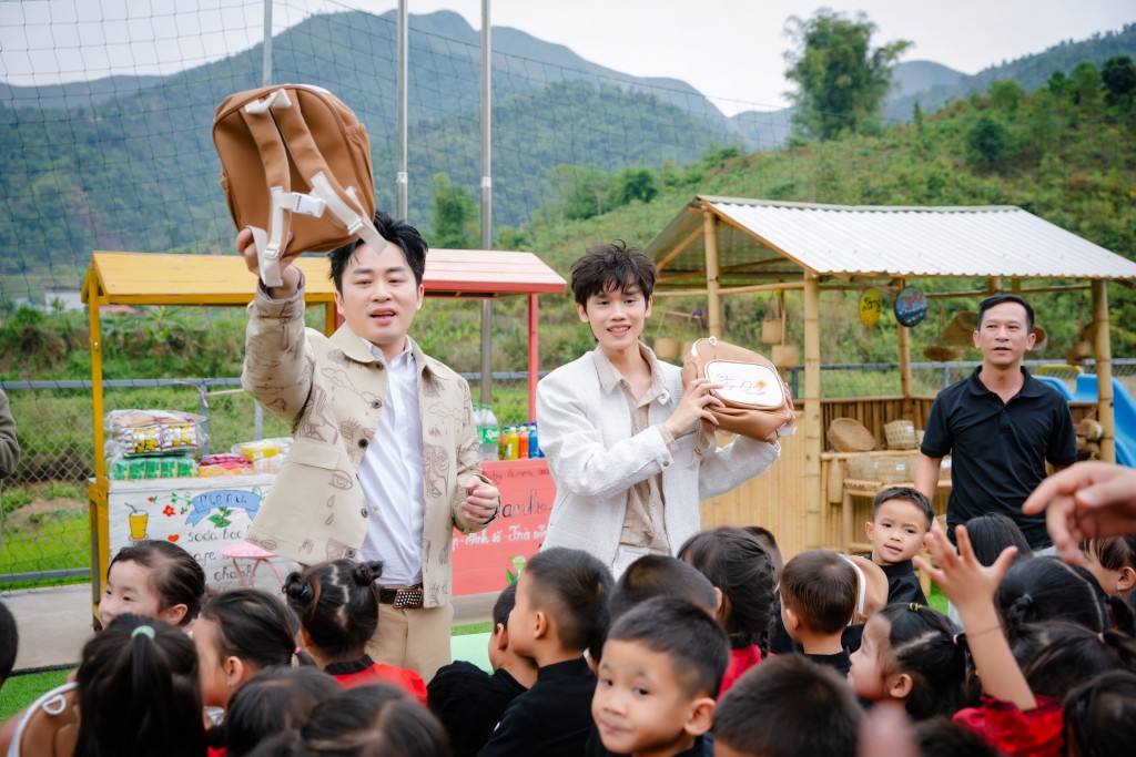Tùng Dương và Trần Dũ Hân cùng ekip thực hiện MV tại Điện Biên