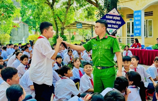 Cảnh báo thủ đoạn lôi kéo học sinh mở tài khoản ngân hàng