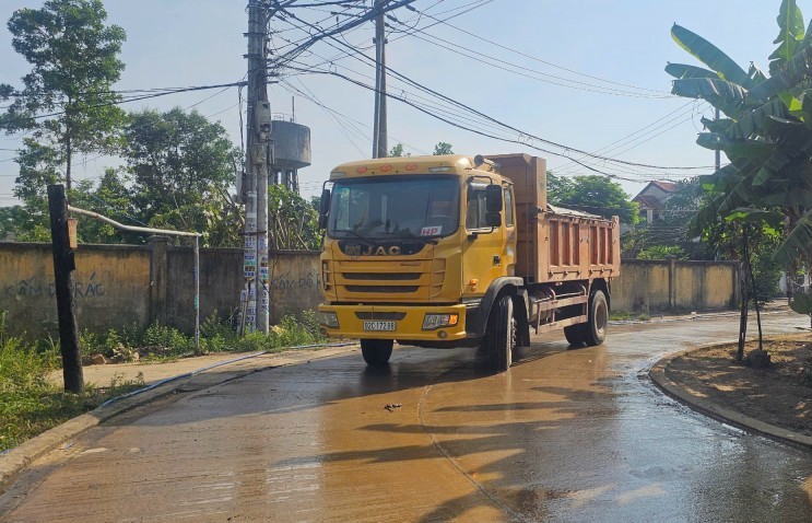 Quảng Nam: Xe chở đất "đại náo" làng quê