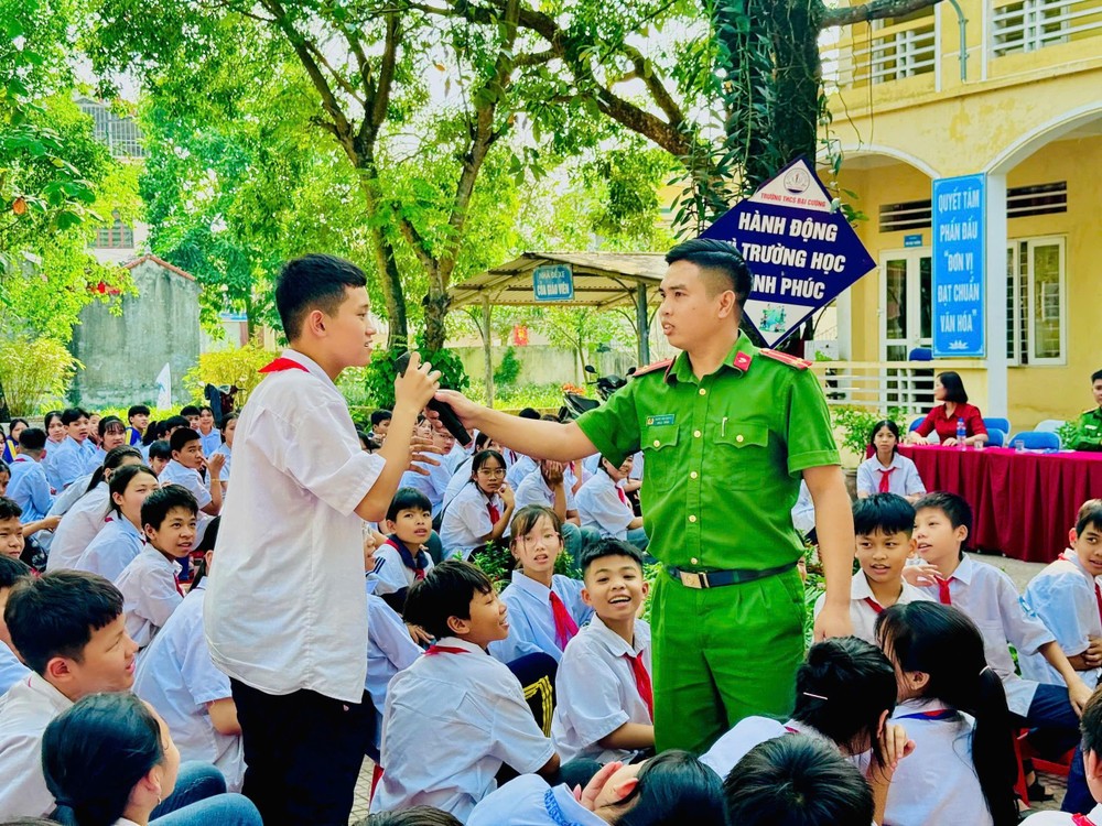 Cảnh báo thủ đoạn lôi kéo học sinh mở tài khoản ngân hàng
