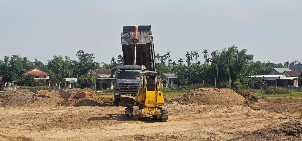 Quảng Nam: Xe chở đất 