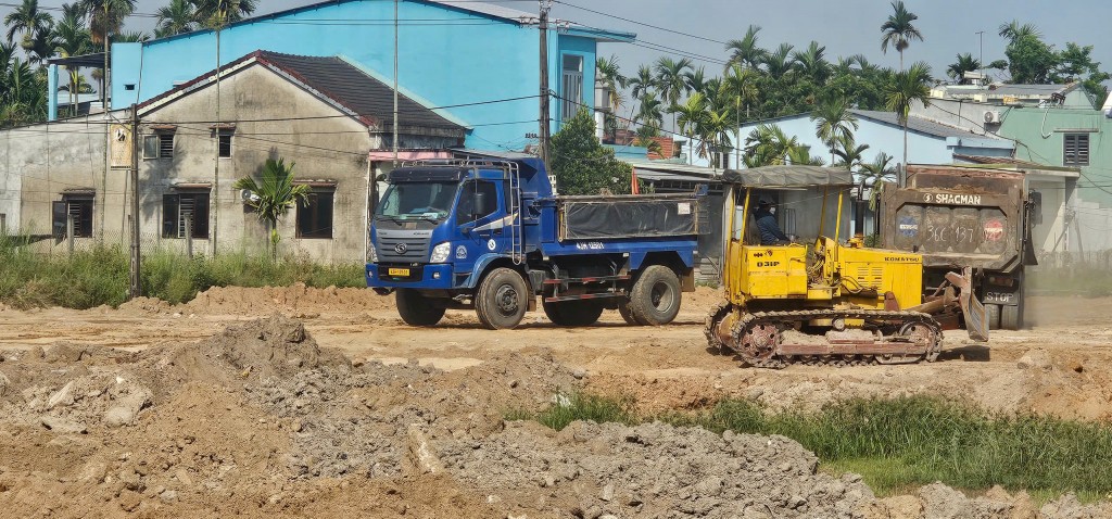 Quảng Nam: Xe chở đất 