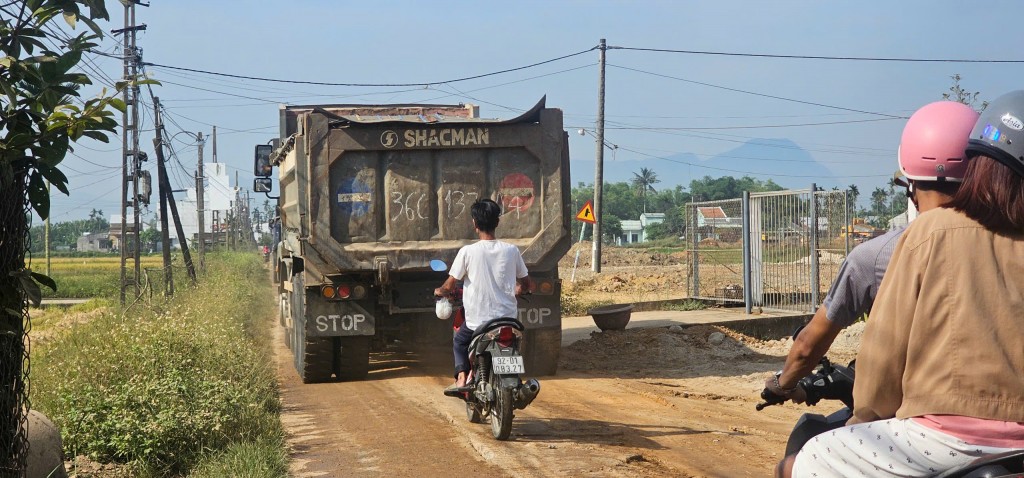 Quảng Nam: Xe chở đất 