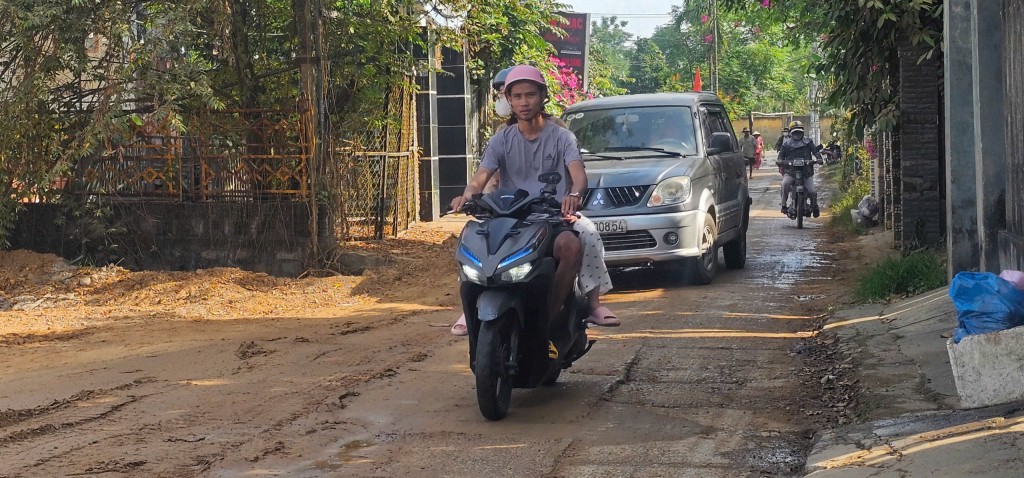 Quảng Nam: Xe chở đất 