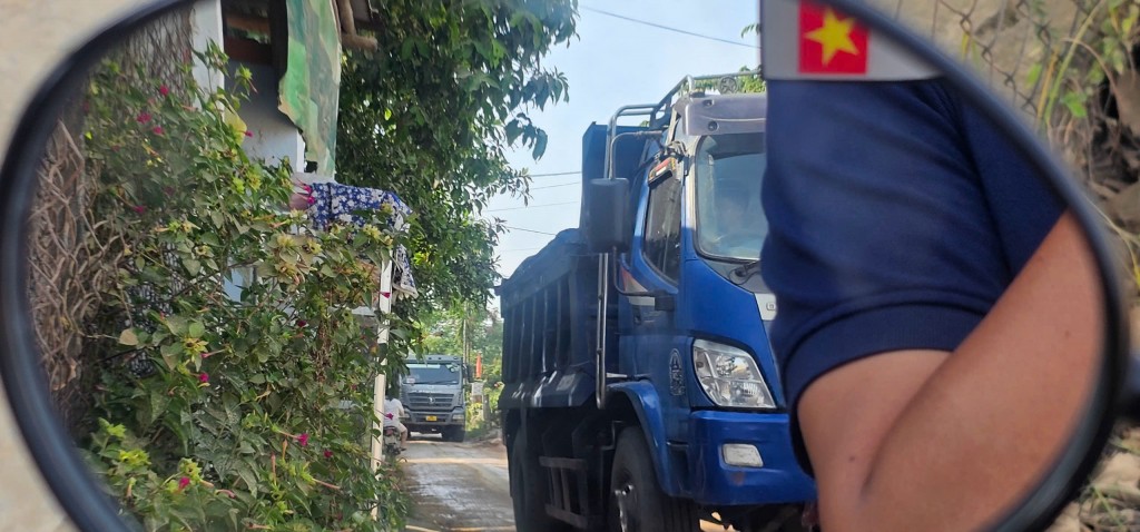 Quảng Nam: Xe chở đất 