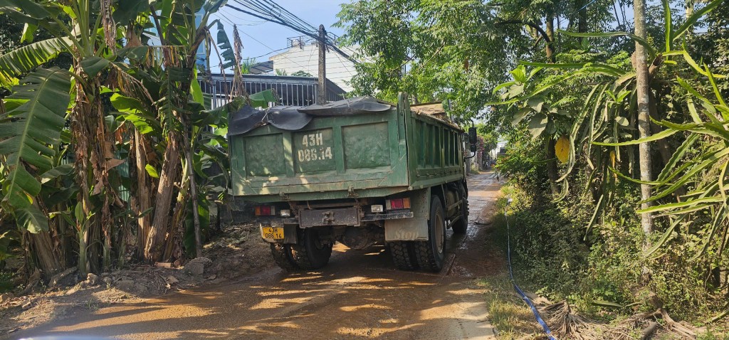 Quảng Nam: Xe chở đất 