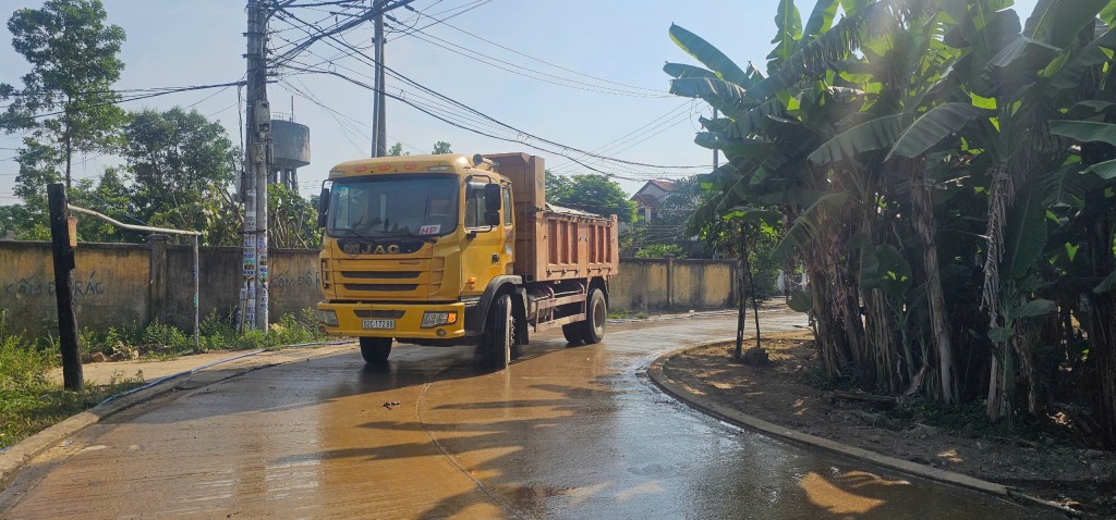 Quảng Nam: Xe chở đất 