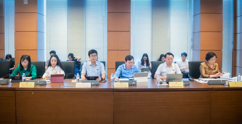 Đại biểu tham gia thảo luận tổ