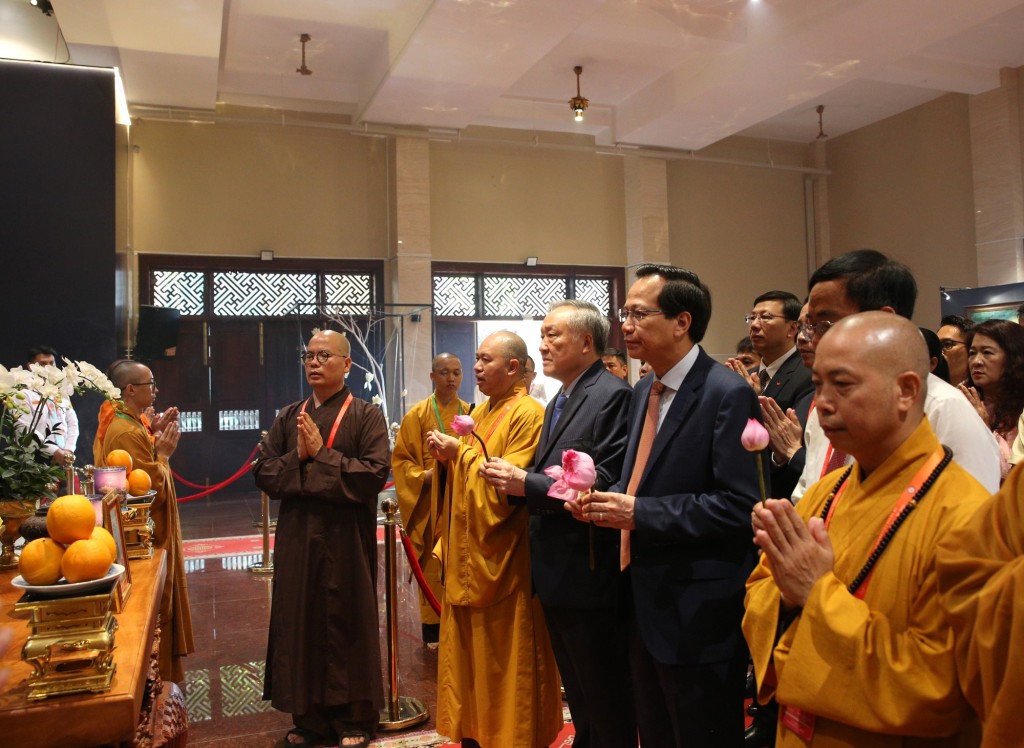 Phó Thủ tướng Thường trực Chính phủ Nguyễn Hòa Bình cùng các đại biểu chiêm bái Xá lợi Đức Phật Thích Ca Mâu Ni - bảo vật quốc gia Ấn Độ và là bảo vật thiêng liêng của nhân loại - Ảnh: VGP/Nguyễn Hoàng