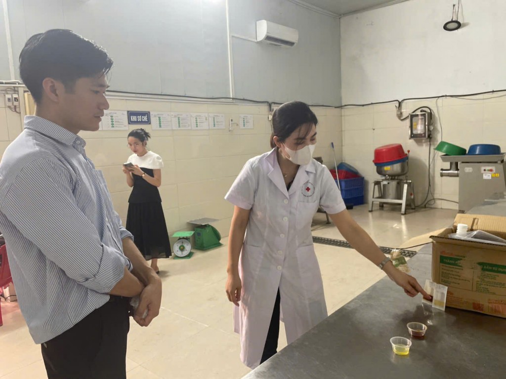 Tạm dừng hoạt động cơ sở sản xuất giò chả vi phạm ATTP