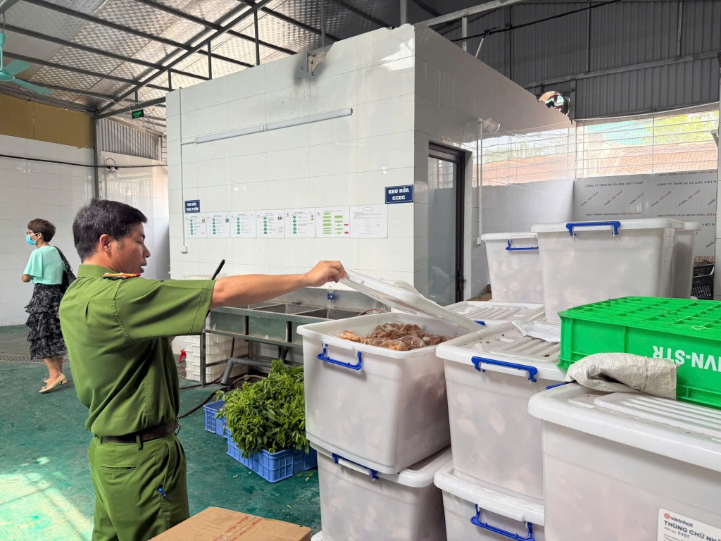 Tạm dừng hoạt động cơ sở sản xuất giò chả vi phạm ATTP