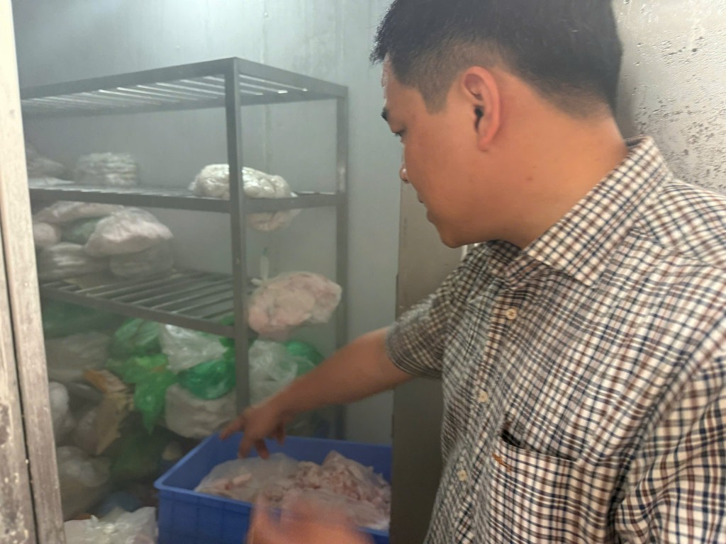 Tạm dừng hoạt động cơ sở sản xuất giò chả vi phạm ATTP