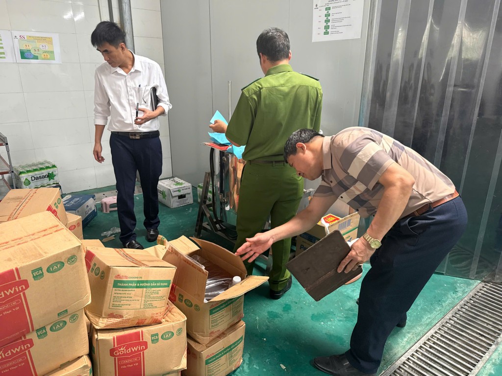 Tạm dừng hoạt động cơ sở sản xuất giò chả vi phạm ATTP