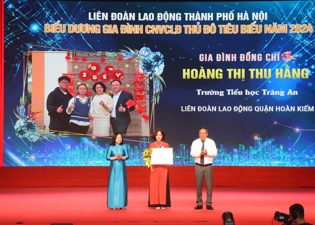 Phó Chủ tịch Thường trực Tổng LĐLĐ Việt Nam Thái Thu Xương và Phó Bí thư Thành ủy Hà Nội Nguyễn Văn Phong trao Bằng khen cho gia đình CNVCLĐ Thủ đô tiêu biểu năm 2024. Ảnh: Phong Thu