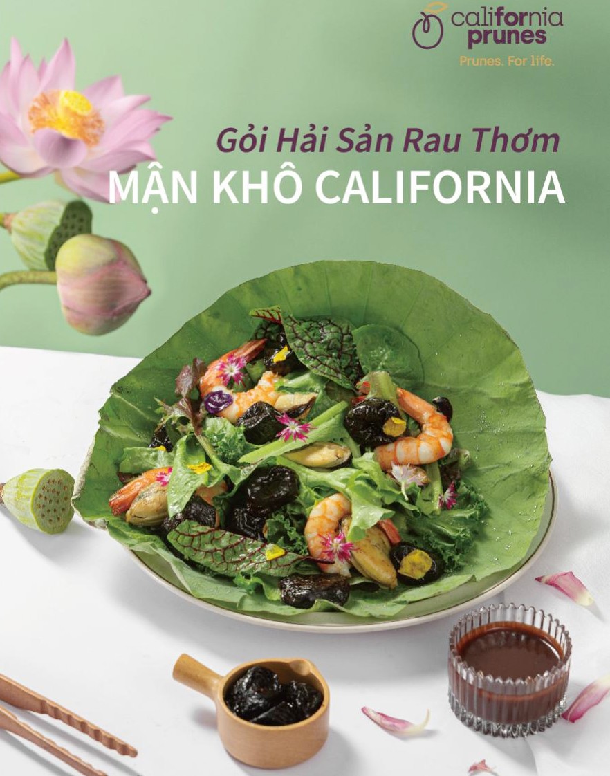 Salad hải sản với rau thơm và mận khô California