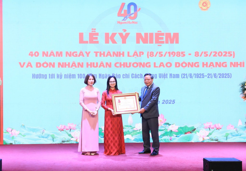 Đồng chí Nguyễn Văn Phong - Phó Bí thư Thường trực thành phố Hà Nội trao tặn Huân chương Lao động hạng Nhì tới tạp chí Người Hà Nội