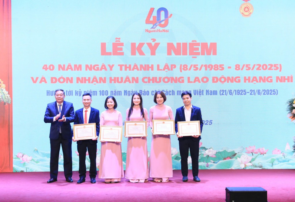 Đồng chí Lê Hồng Sơn trao tặng thưởng tới các đơn vị, cá nhân của tạp chí Người Hà Nội