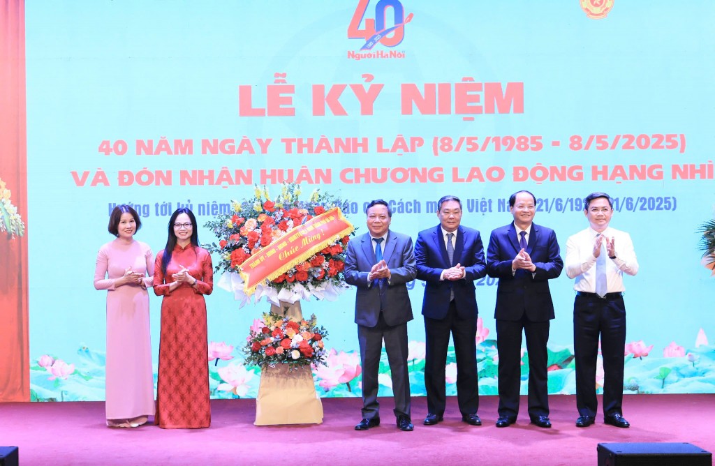 Các đồng chí lãnh đạo thành phố Hà Nội tặng hoa chúc mừng tạp chí Người Hà Nội