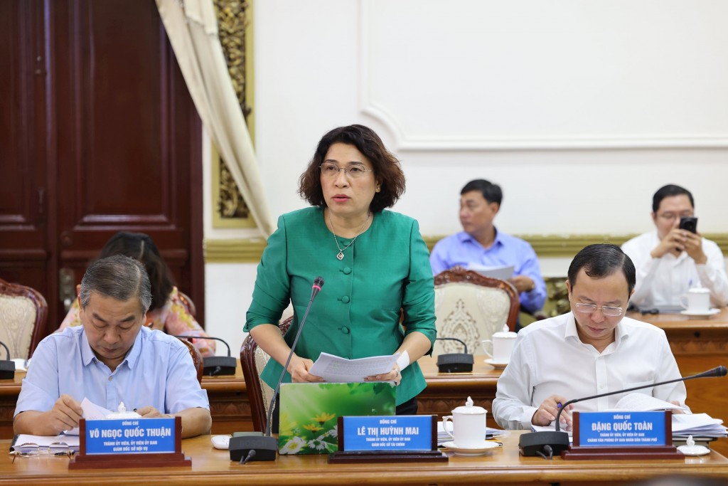 Giám đốc Sở Tài chính Lê Thị Huỳnh Mai báo cáo tại phiên họp