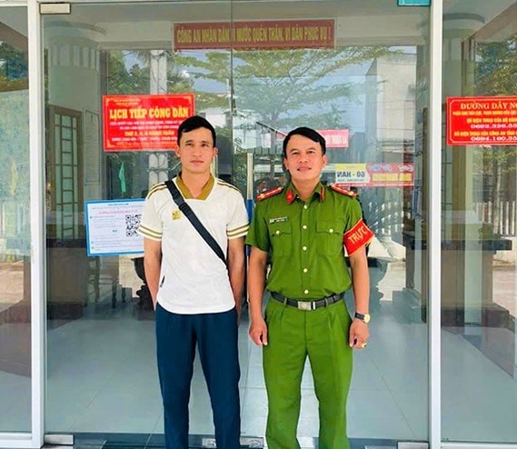 Anh Cao Xuân Khánh đến trình báo công an để trả lại số tiền ai đó chuyển nhầm. (Ảnh: Công an Quảng Nam)
