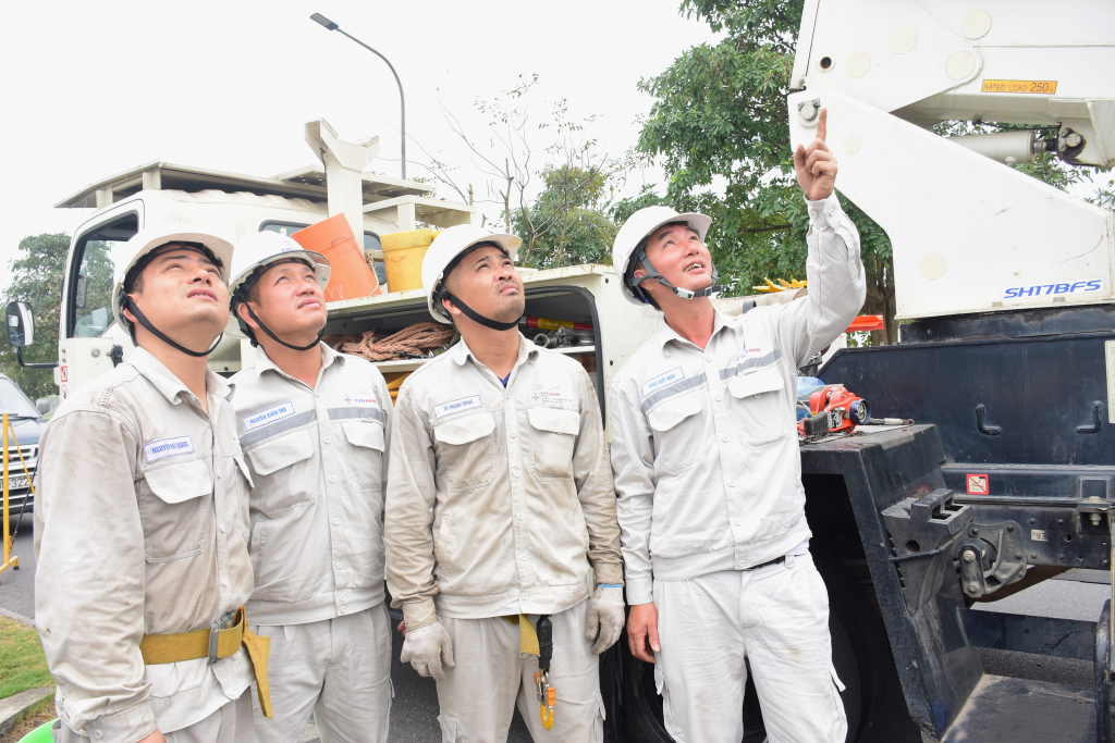 Đội sửa chữa điện nóng Hotline - những chiến binh thầm lặng của EVNHANOI