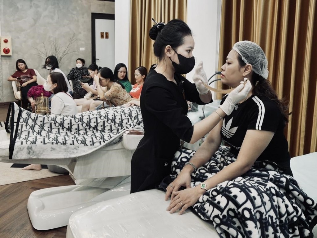 Quá trình kiểm tra tình trạng khách hàng tại Thương Nguyễn Eyebrows Beauty