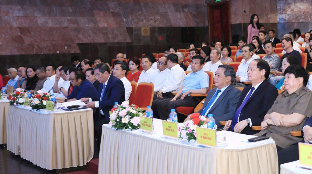 Các đồng chí lãnh đạo Trung ương, thành phố Hà Nội dự lễ kỷ niệm. Ảnh: Quang Thái