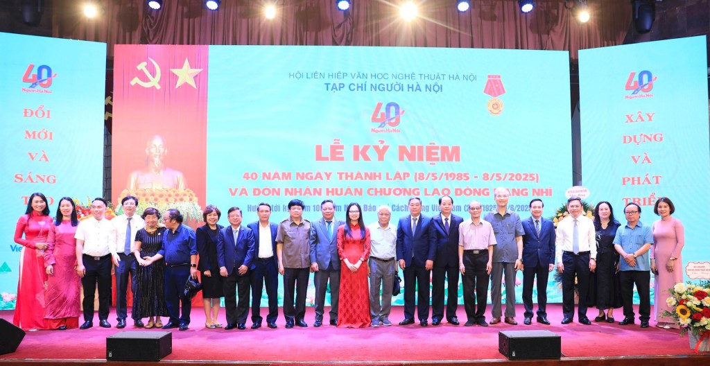 Các đại biểu chụp ảnh lưu niệm tại buổi lễ. Ảnh: Quang Thái