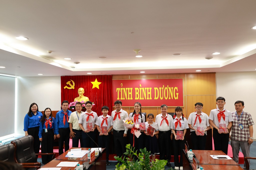 Lãnh đạo tỉnh trao tặng những phần quà ý nghĩa nhằm động viên tinh thần cho các đại biểu trước khi lên đường tham dự đại hội