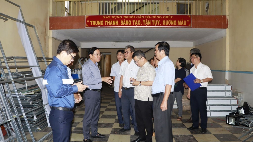 Chủ tịch UBND tỉnh Bình Định Phạm Anh Tuấn (thứ ba từ trái sang) kiểm tra trụ sở làm việc của Trung tâm Khuyến công và Tư vấn phát triển công nghiệp cũ (731 Trần Hưng Đạo) thuộc quản lý của Sở Công thương (Ảnh binhdinh.gov)