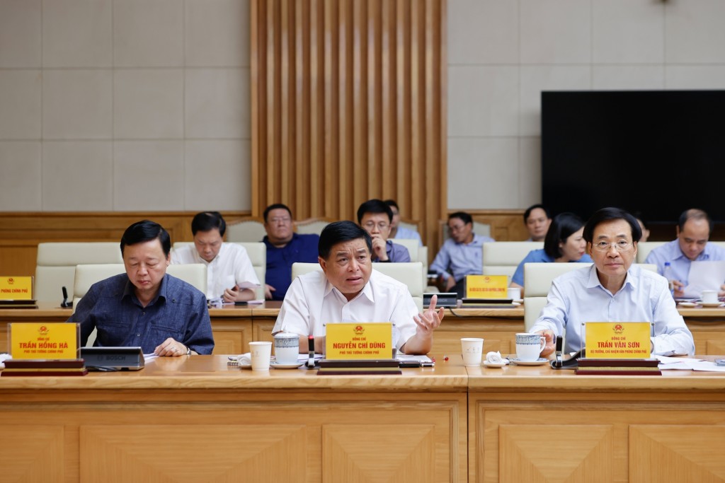 Phó Thủ tướng Trần Hồng Hà, Phó THủ tướng Nguyễn Chí Dũng và Bộ trưởng, Chủ nhiệm VPCP Trần Văn Sơn dự và phát biểu tại cuộc họp - Ảnh: VGP/Nhật Bắc