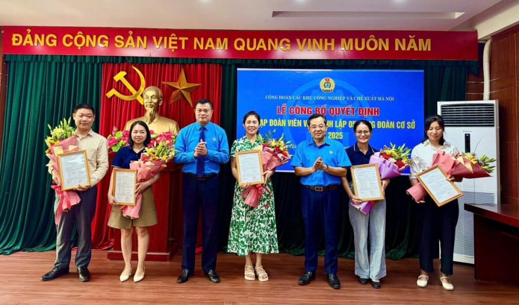 Đồng chí Nguyễn Chính Hữu - Phó Chủ tịch LĐLĐ thành phố Hà Nội và đồng chí Nguyễn Đình Thắng - Chủ tịch Công đoàn các Khu công nghiệp và chế xuất Hà Nội trao Quyết định thành lập cho đại diện 5 Công đoàn cơ sở