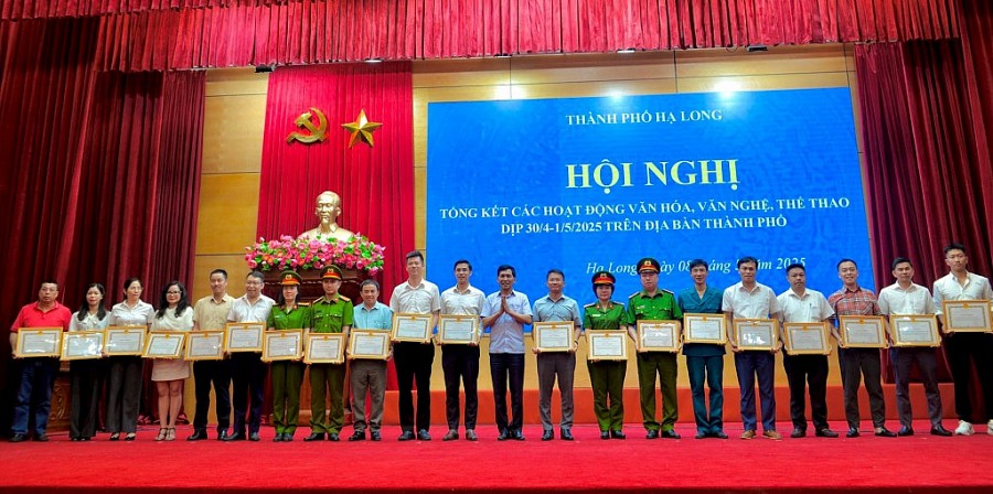 UBND tp Hạ Long đã trao thưởng cho các cá nhân, tập thể có thành tích xuất sắc