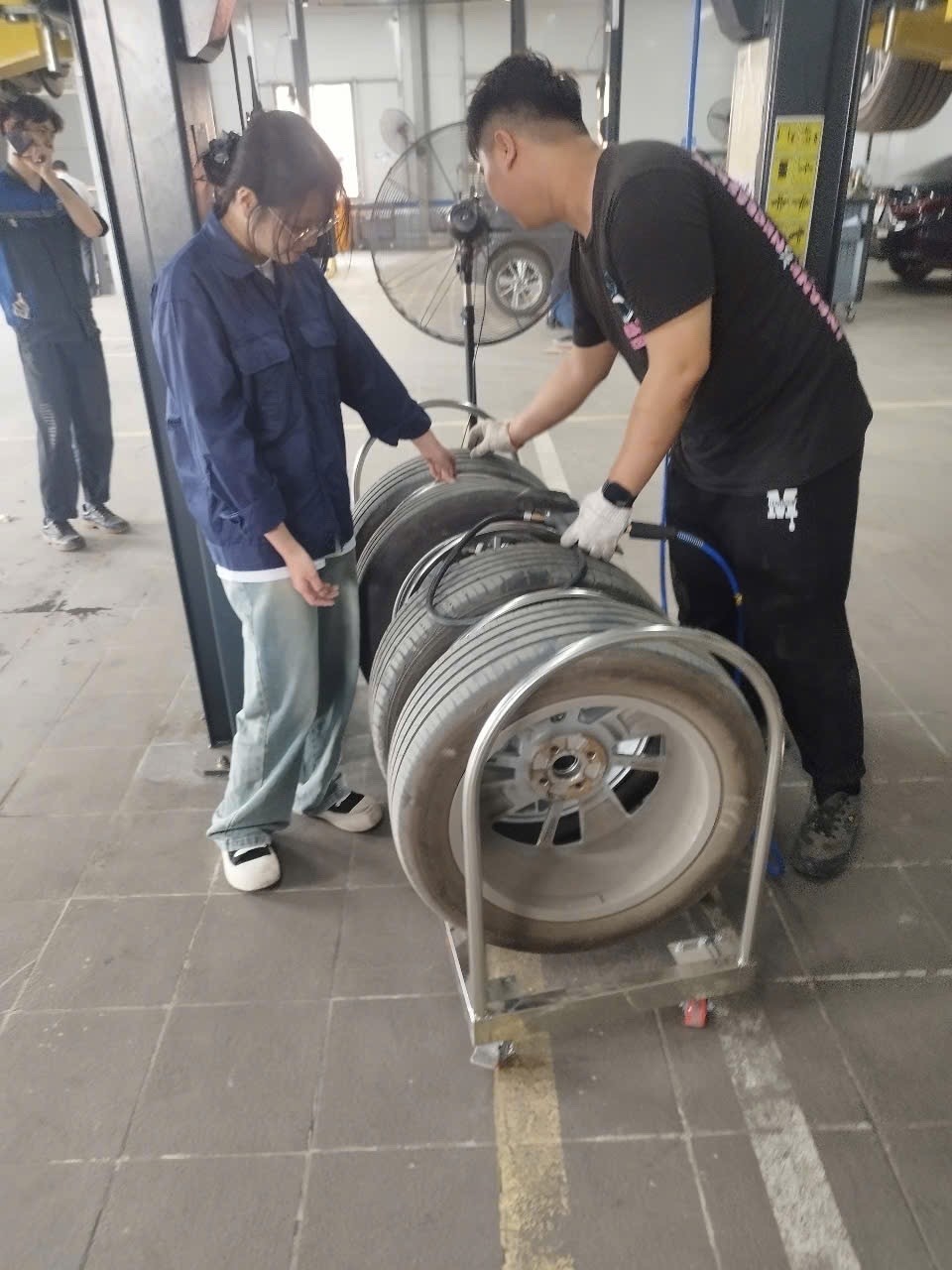 Cô gái Nùng và ước mơ mở gara sửa chữa ô tô điện