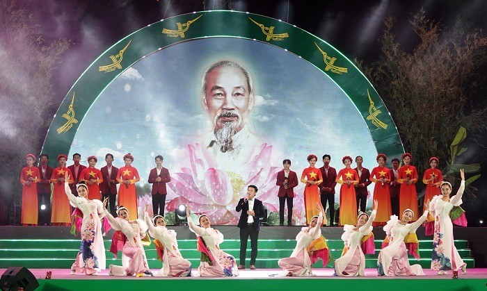 Các tiết mục biểu diễn thể hiện lòng yêu kính, biết ơn của  người Việt Nam với Bác Hồ (Ảnh minh họa)