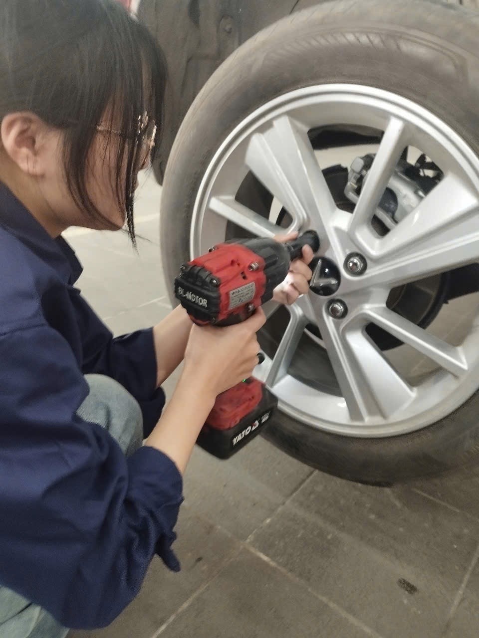 Cô gái Nùng và ước mơ mở gara sửa chữa ô tô điện