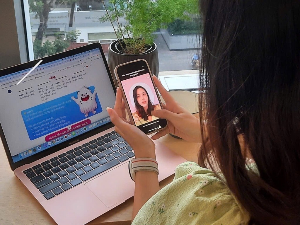 Khách hàng xác thực tài khoản (eKYC) với giải pháp Cake Face Authen
