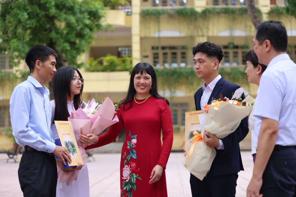 Nhà giáo Nguyễn Bội Quỳnh - Hiệu trưởng Trường THPT Việt Đức cho biết, nhà trường luôn có các hoạt động để khơi gợi, khích lệ đam mê, sáng tạo của học sinh. (Ảnh: Thanh Tùng)