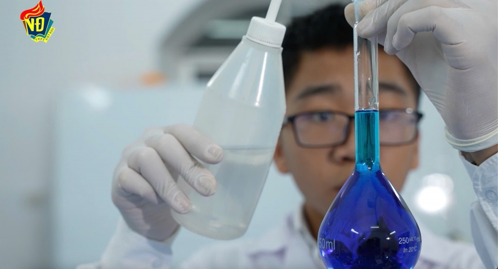 Việc sử dụng pin lithium kết hợp với vanadium để tạo ra vật liệu mới có ý nghĩa lớn với xử lý nước thải ngành dệt nhuộm. (Ảnh: NTCC)