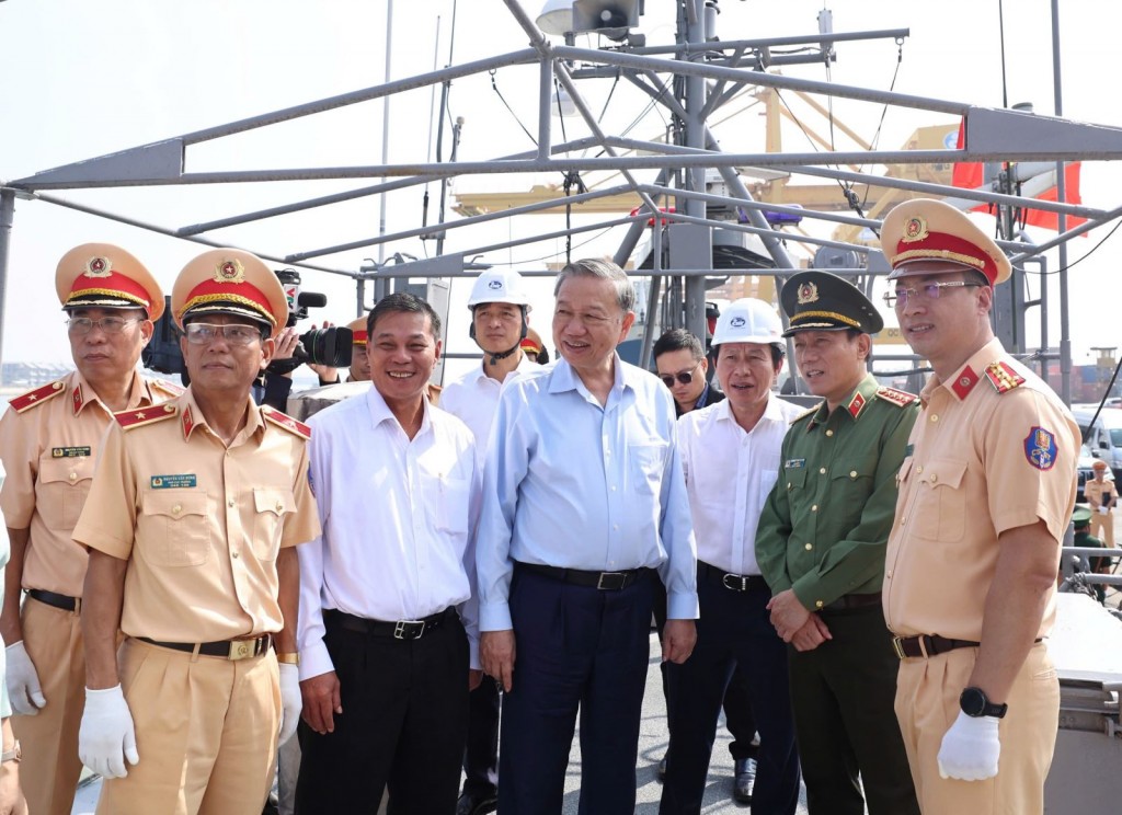 Đồng chí Tô Lâm, Tổng Bí thư Ban Chấp hành Trung ương Đảng cùng các đồng chí lãnh đạo các bộ, ngành trung ương và thành phố tham quan tàu tuần tra và tàu chữa cháy, cứu nạn, cứu hộ Hải Phòng 01.