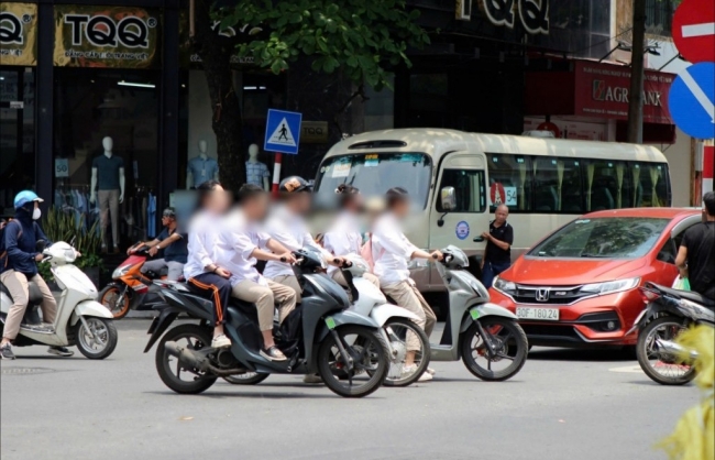Nhiều học sinh "nhờn luật", “bình thường hóa” việc không đội mũ bảo hiểm