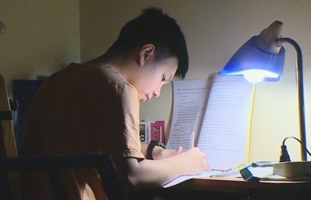 Thức thâu đêm: Chiến lược ôn thi sai lầm của học sinh cuối cấp
