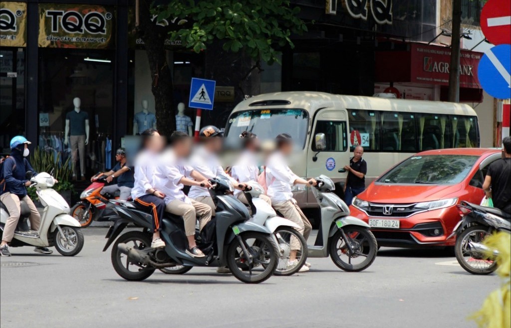 Nhiều học sinh "nhờn luật", “bình thường hóa” việc không đội mũ bảo hiểm