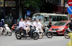 Nhiều học sinh "nhờn luật", “bình thường hóa” việc không đội mũ bảo hiểm
