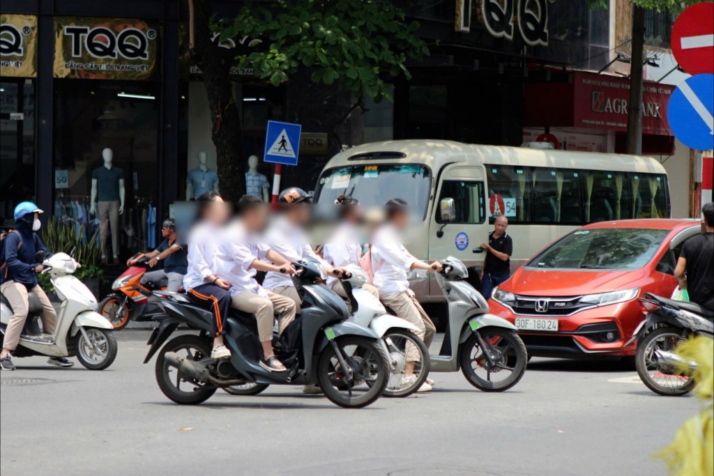 Nhiều học sinh "nhờn luật", “bình thường hóa” việc không đội mũ bảo hiểm