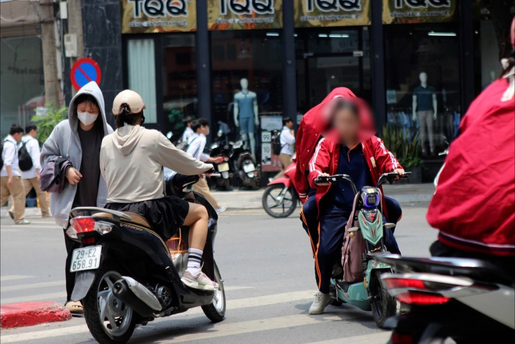 Nhiều học sinh không đội mũ bảo hiểm cho rằng đi gần không sao
